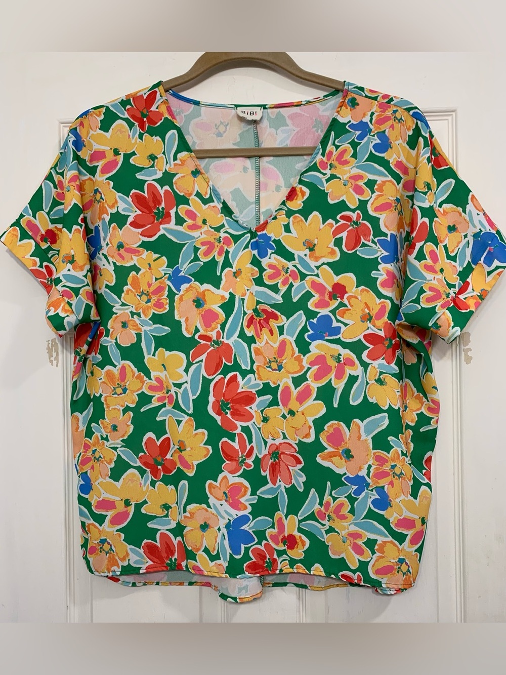 BiBi Women's Green Pastel floral V-Neck Short Sleeve Blouse Blouse. 4035E